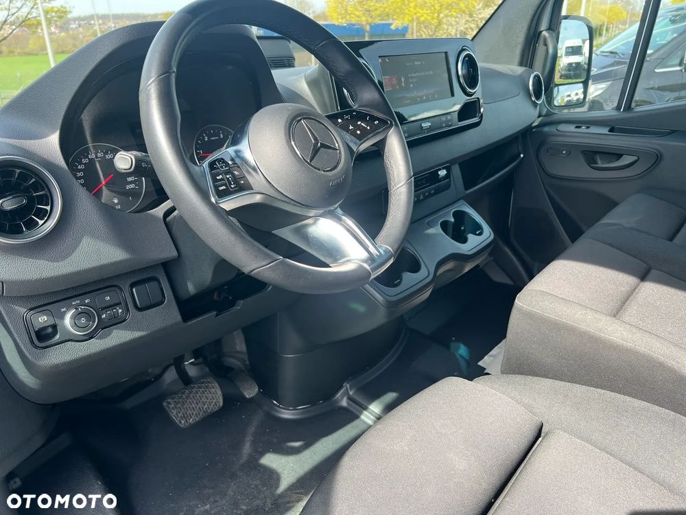 Mercedes-Benz Sprinter - 25
