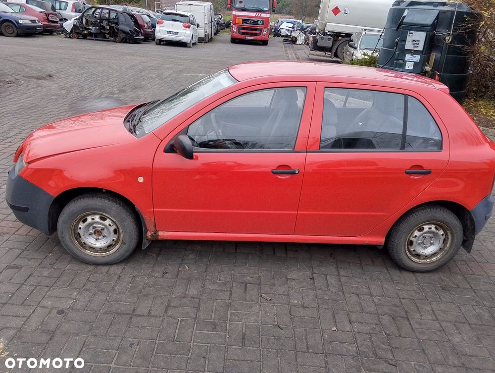 Skoda Fabia 6Y (99-05r.) 1.4 B 59KM. Silnik AZE Skrzynia FNK lakier 8151/8T/ F3K. Cały na części. GWARANCJA !!!  Przód Tył Zestaw Komplet Drzwi Klapa Zderzak Błotnik Maska Grill Atrapa Szyba Pas Lampa Lusterko Boczki Fotel Kanapa Kokpit Deska Rozdzielcza Przełącznik Włącznik Sterownik Przewody Wiązka Instalacja Moduł Komputer Czujnik Listwa Pompa Alternator Wtryski Głowica Rozrusznik Kompresor Sprzęgło Dwumas Silnik Skrzynia ABS Klimatyzacji Paliwa Wspomagania Kolektor Turbina Przepustnica Zawór Chłodnica Koło Hak Belka Sanki Zawieszenie Mcpherson Półoś Amortyzator Wydech Tłumik Zacisk Most - 5