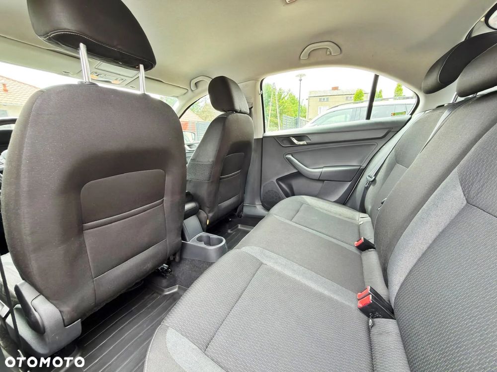 Skoda RAPID - 12