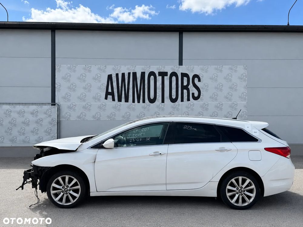 HYUNDAI I40 2013 *SAMOCHÓD NA CZĘŚCI* 6327 CRYSTAL WHITE MASKA, LAMPA, DRZWI, LUSTERKO, ZDERZAK, GRILL, BŁOTNIK, KLAPA, BELKA, DESKA, FOTELE, KANAPA, ĆWIARTKA KIEROWNICA, TARCZE, ZACISKI, ZAWIESZENIE, KOMPLETNY PRZÓD, KOMPLETNY TYŁ, LICZNIK, ZEGARY, PRAWE LEWE PRZÓD TYŁ - 2