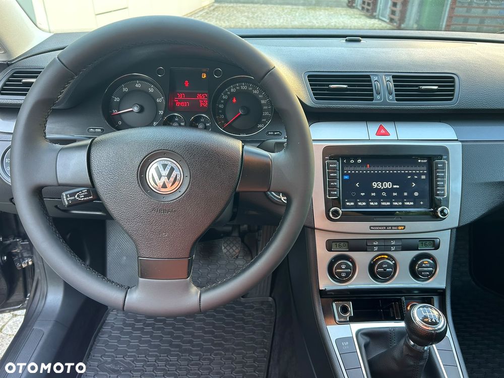 Volkswagen Passat 1.6 FSI Comfortline - 24