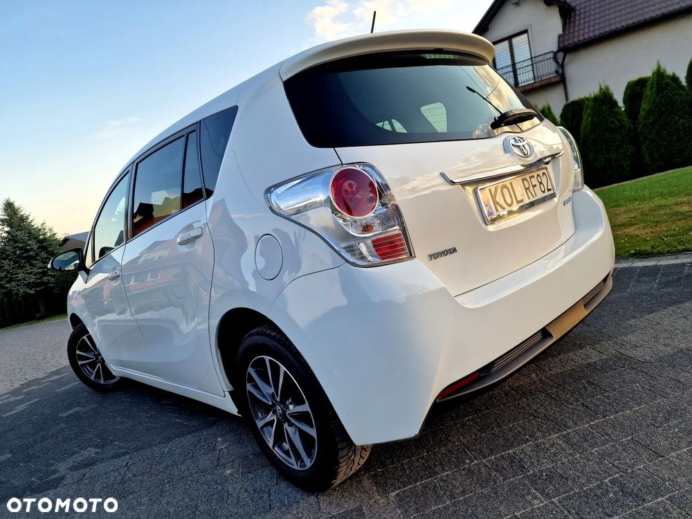 Toyota Verso 1.6 Premium - 4