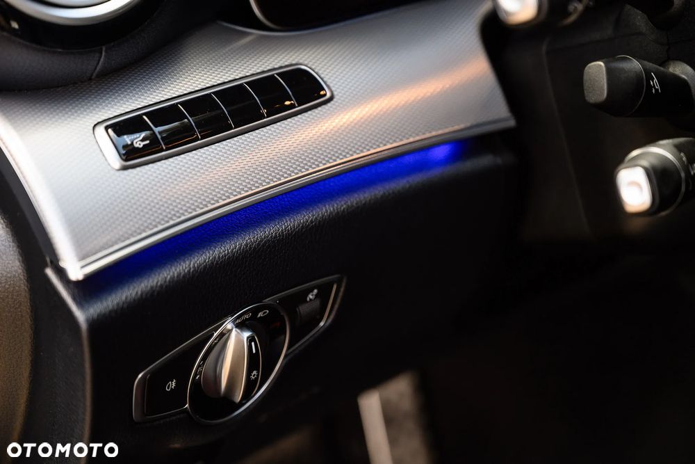 Mercedes-Benz Klasa E 220 d 4-Matic 9G-TRONIC - 22