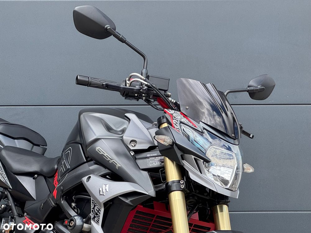 Suzuki GSR - 2