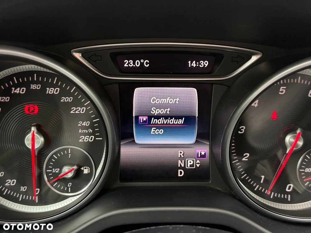 Mercedes-Benz GLA 200 7G-DCT Urban - 28