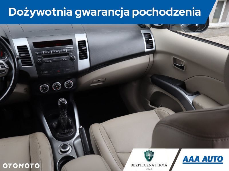 Mitsubishi Outlander - 10