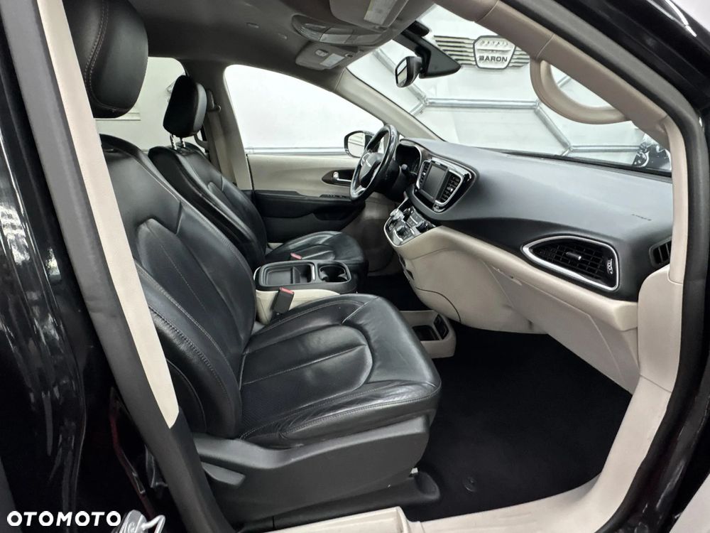 Chrysler Pacifica - 17