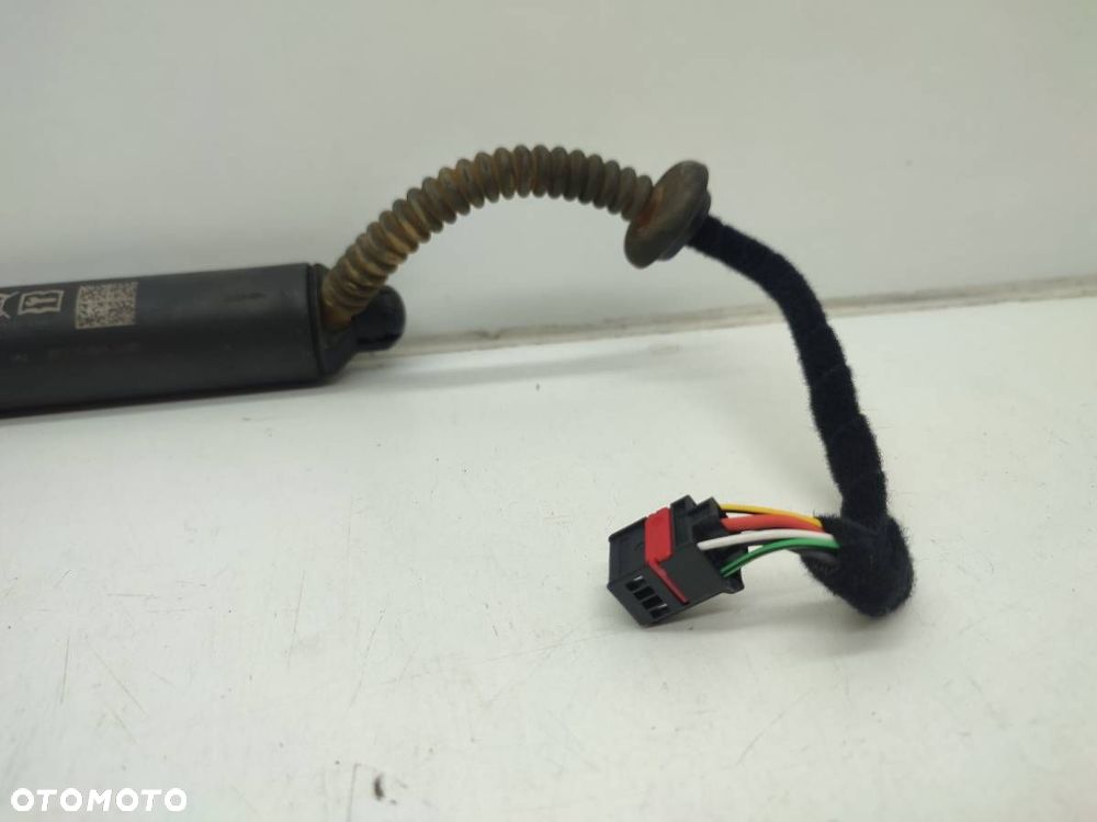 SIŁOWNIK ELEKTRYCZNY KLAPY TYŁ TYLNEJ BAGAŻNIKA SKODA OCTAVIA IV 5E6827851B - 5