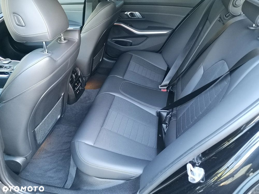 BMW Seria 3 318d M Sport - 26