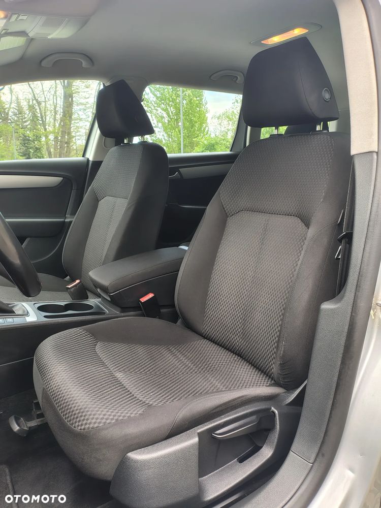 Volkswagen Passat 1.6 TDI DPF BlueMot Highline - 12