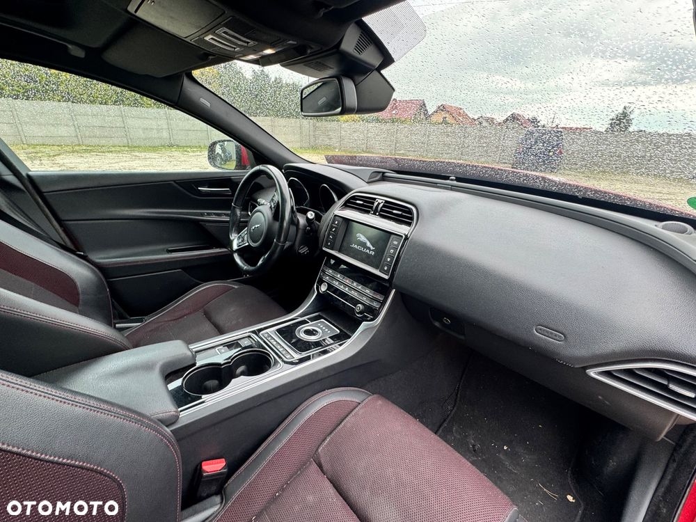 Jaguar XE 20t R-Sport - 8