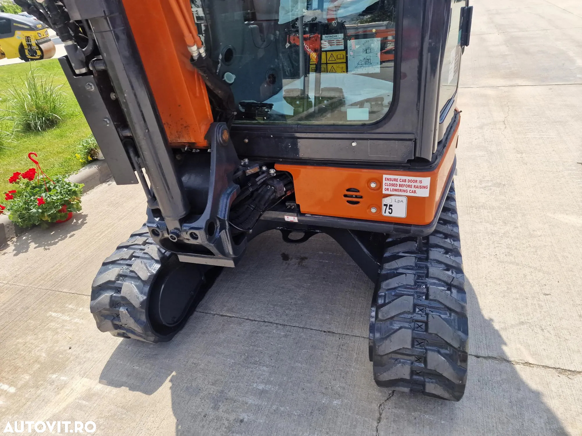Hitachi ZX33, 3,7 tone, 2023/05, 1.163h, CUPLA RAPIDA+3 CUPE NOI, Senile 80% bune, Instalatia de picon pe brate, Sistem antifurt, Aer conditioinat, adanc sapare 4mc, ridica tevi de 2,5tone, STARE FOARTE BUNA< CA NOU, posibilitate leasing 4 ani-36900 EUR+Tva - 30