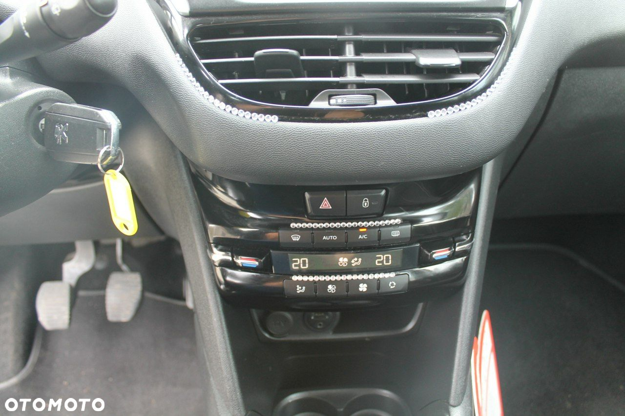 Peugeot 208 - 17