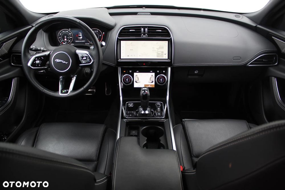 Jaguar XE - 13