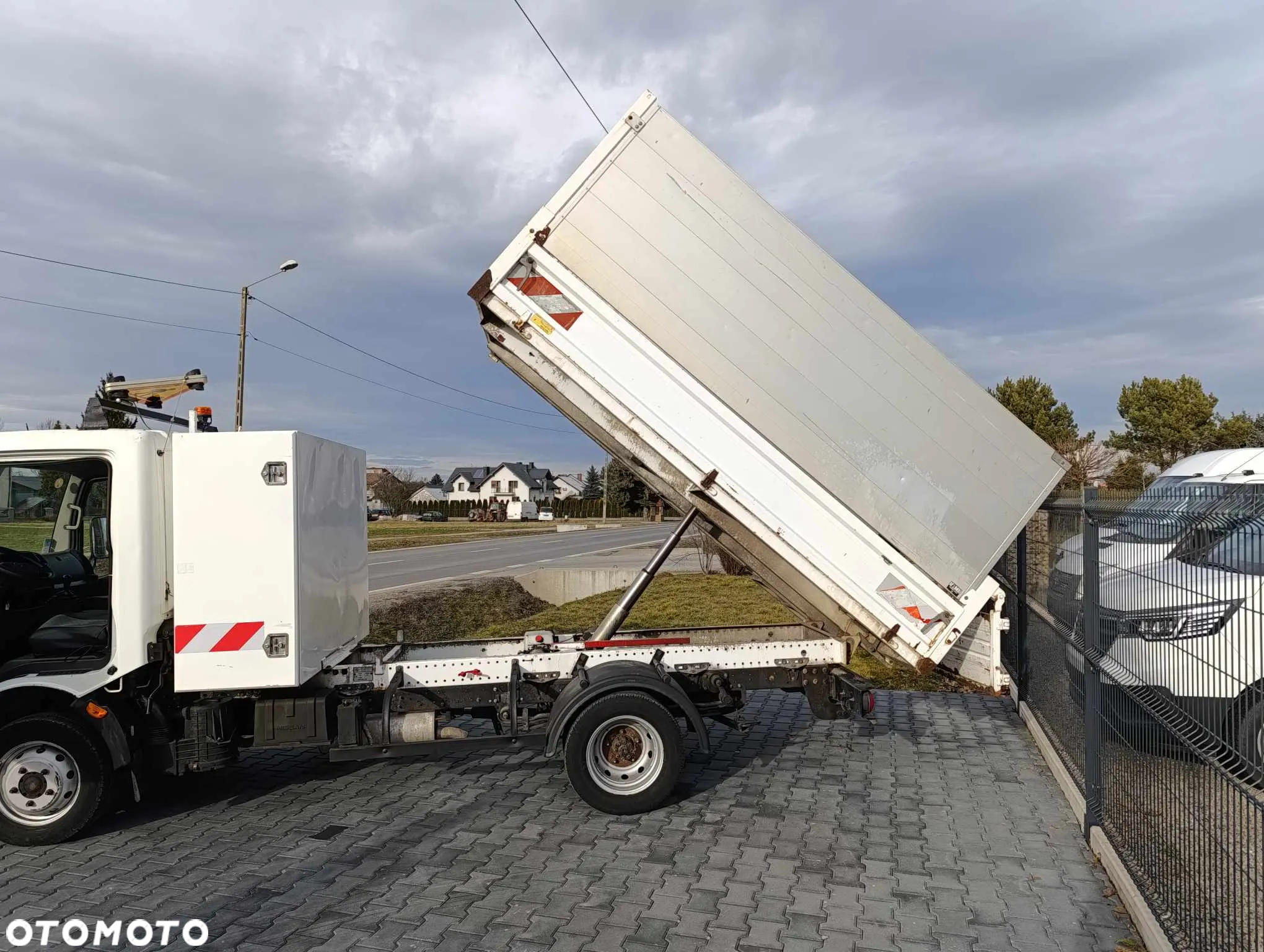 Nissan CABSTAR - 4