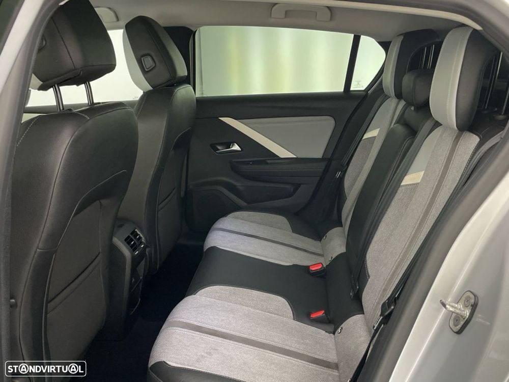 Opel Astra 1.2 T Elegance - 12