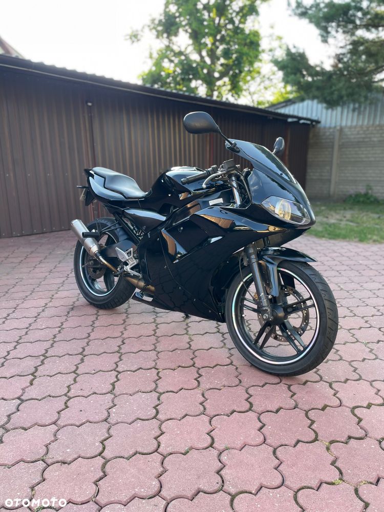 Yamaha TZR - 1