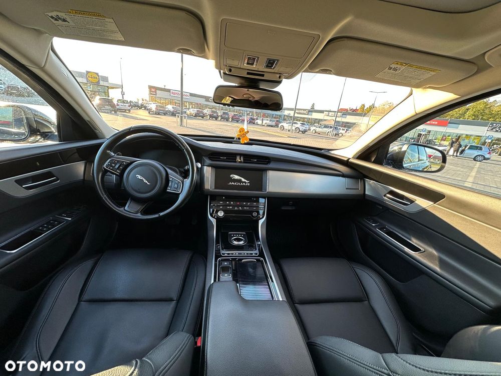 Jaguar XF 25t Prestige - 21