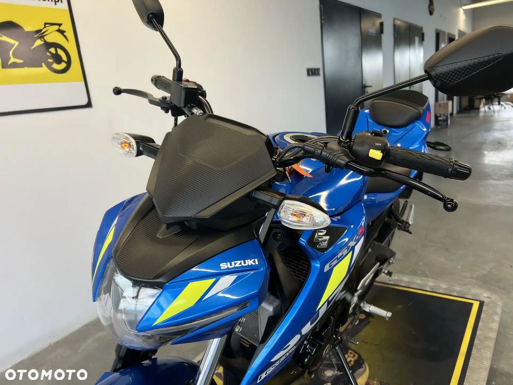 Suzuki GSX - 12