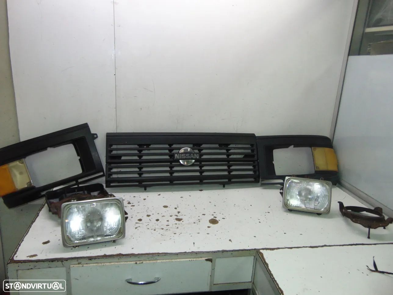 Nissan Urvan grelha frontal - 1