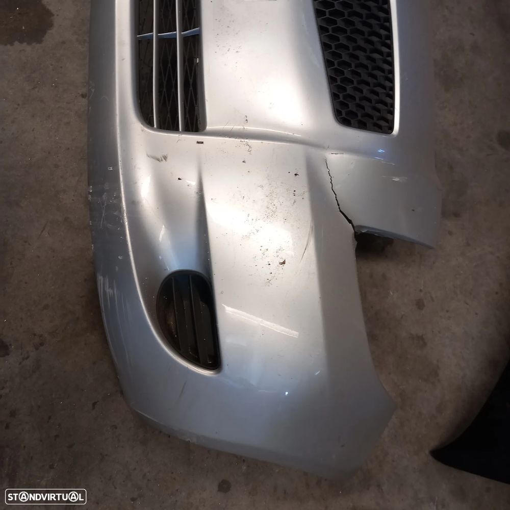 Para-choques da frente Toyota Yaris 2008 precisa de reparação - 1