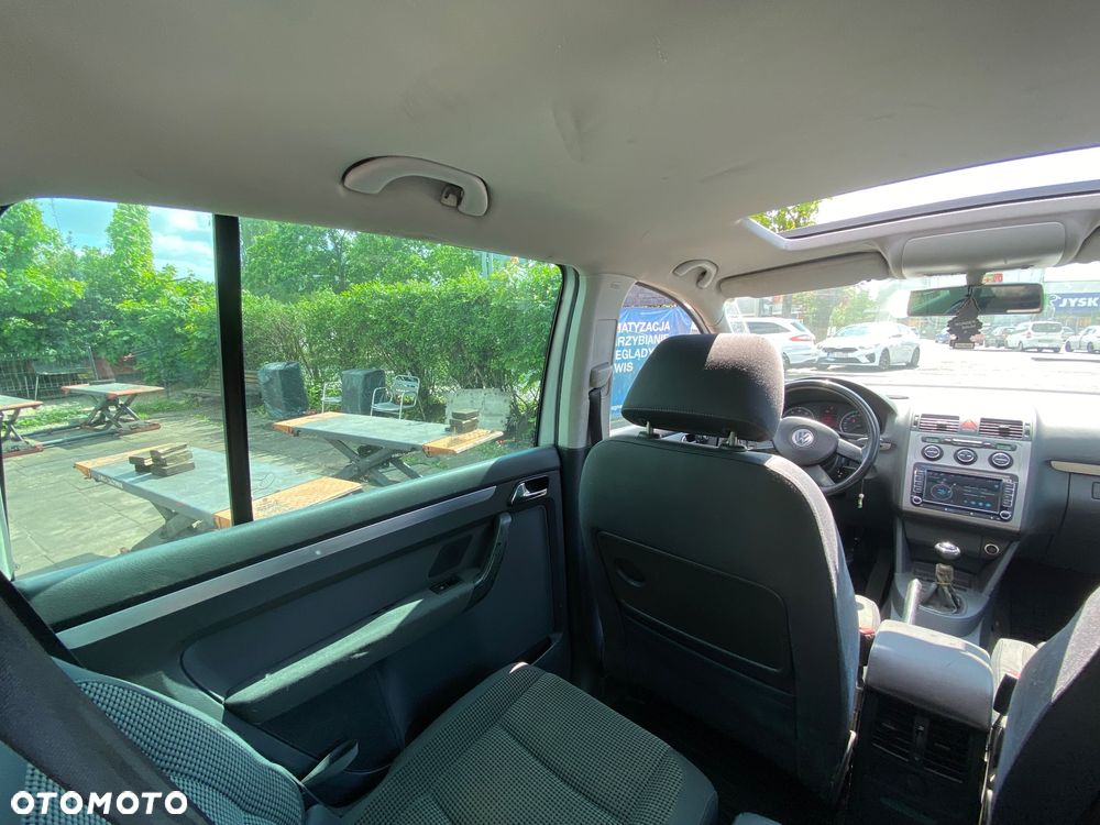 Volkswagen Touran 1.6 FSI Highline - 11