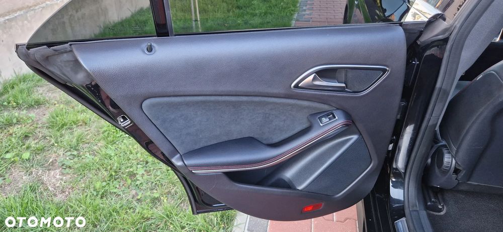 Mercedes-Benz CLA 200 7G-DCT AMG Line - 28