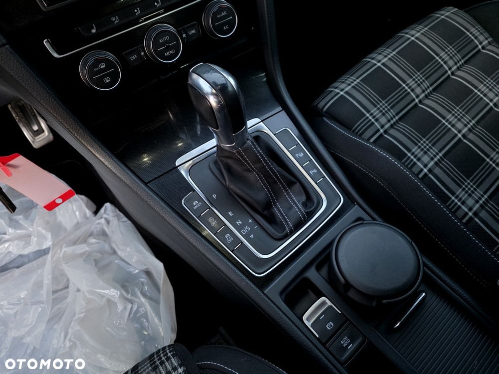 Volkswagen Golf - 24