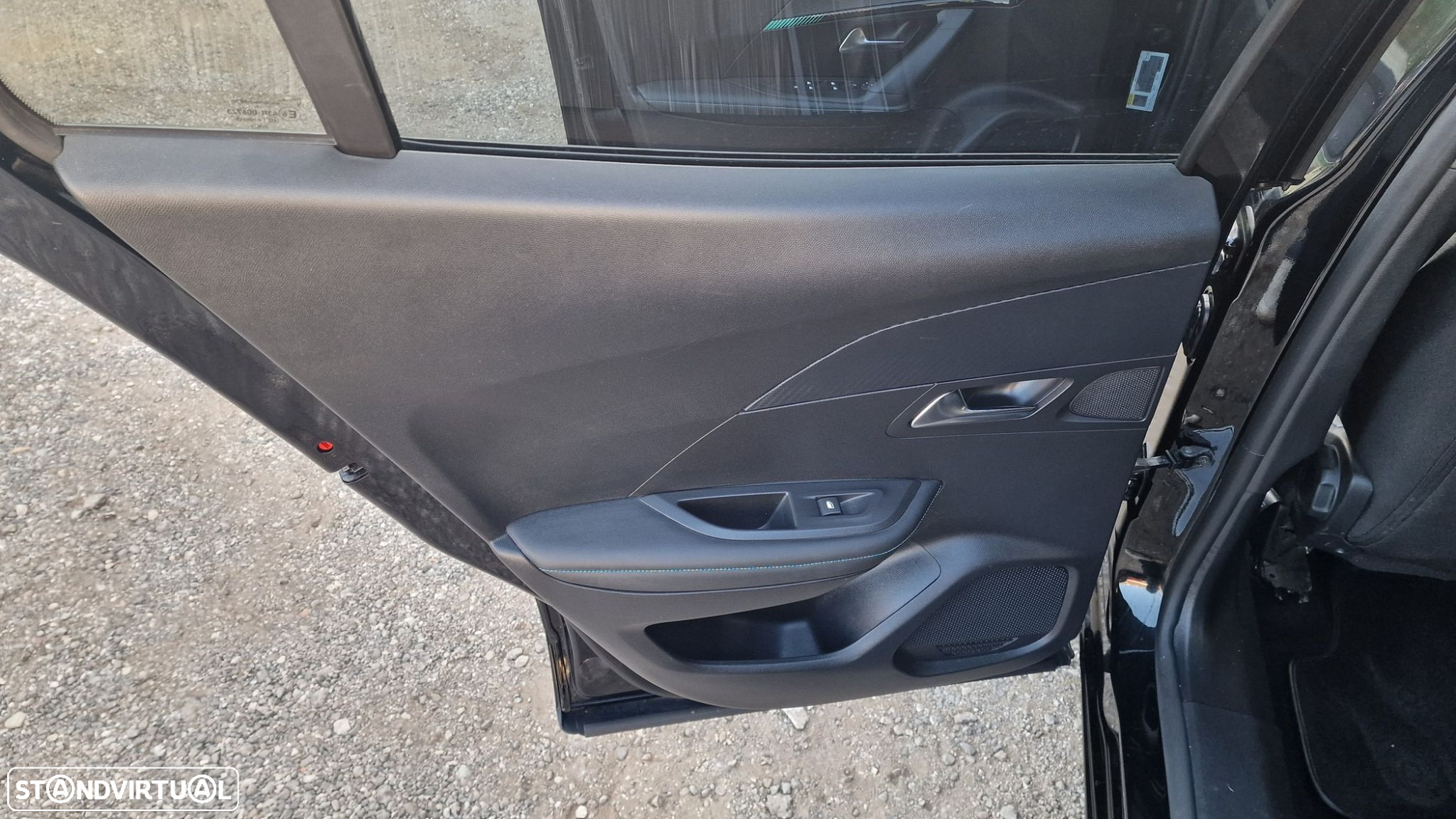 Peugeot 2008 1.5 BlueHDi Allure EAT8 - 31