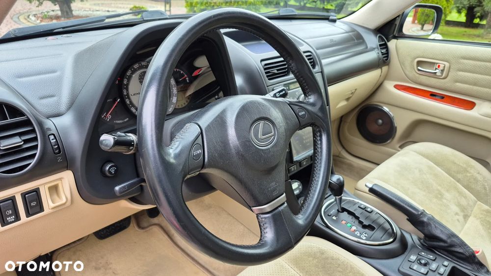 Lexus IS - 10