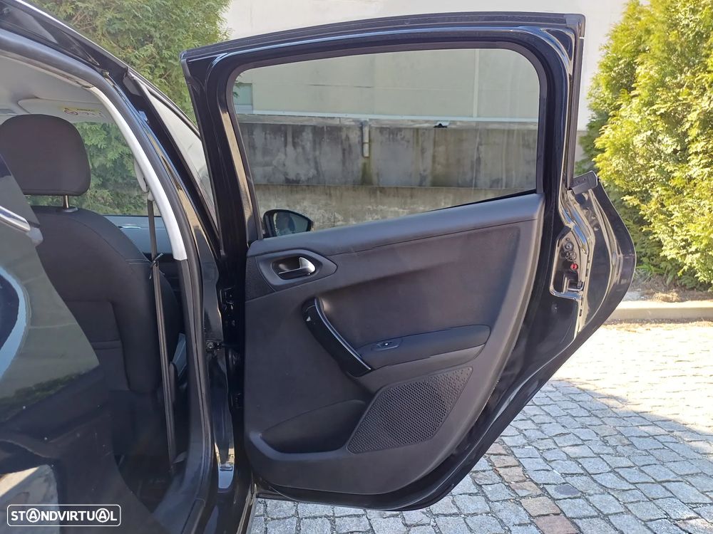 Peugeot 208 1.6 BlueHDi Style - 38