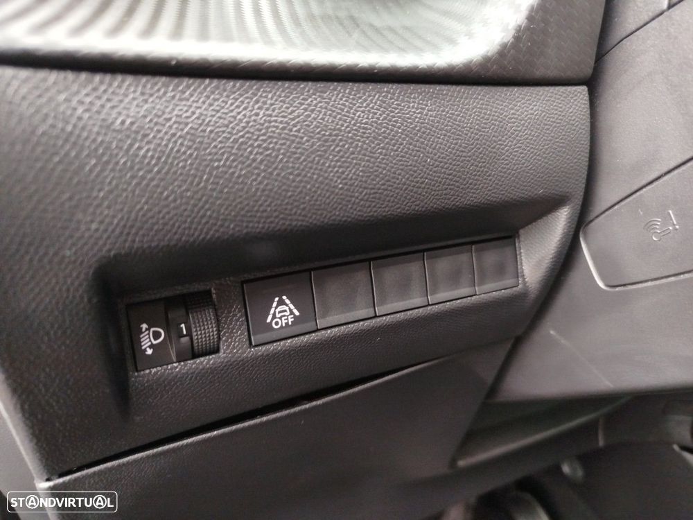 Peugeot 2008 1.2 PureTech Allure EAT8 - 36