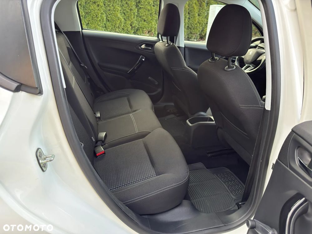 Peugeot 208 - 13