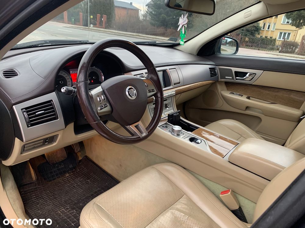 Jaguar XF 2.7 V6 Premium Luxury - 21