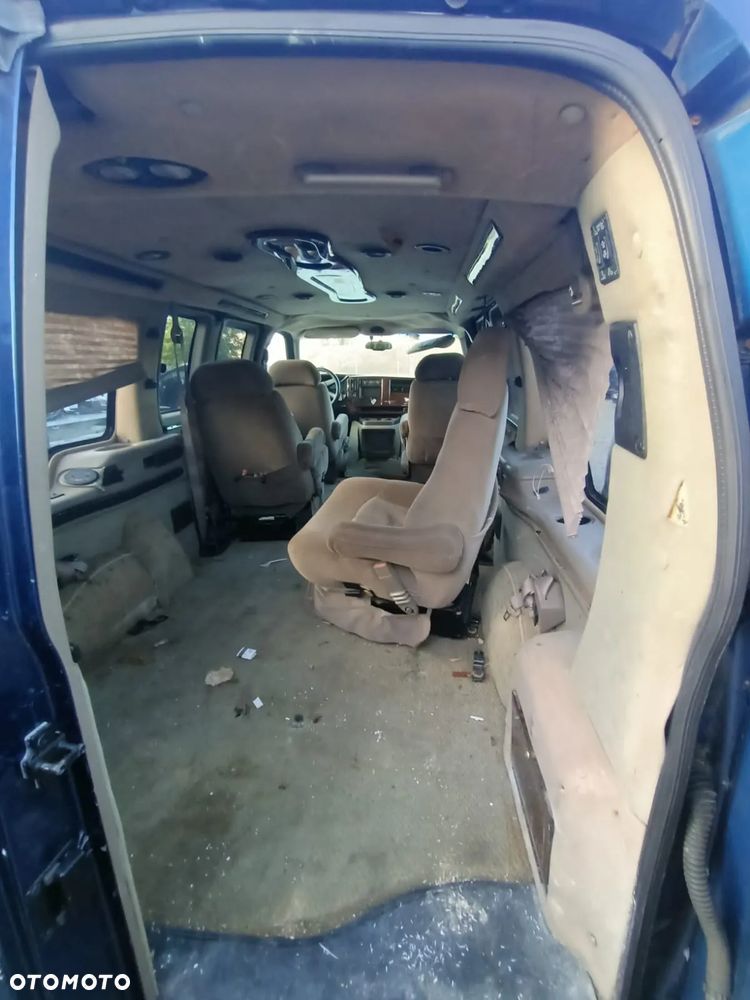 GMC Savana - 12