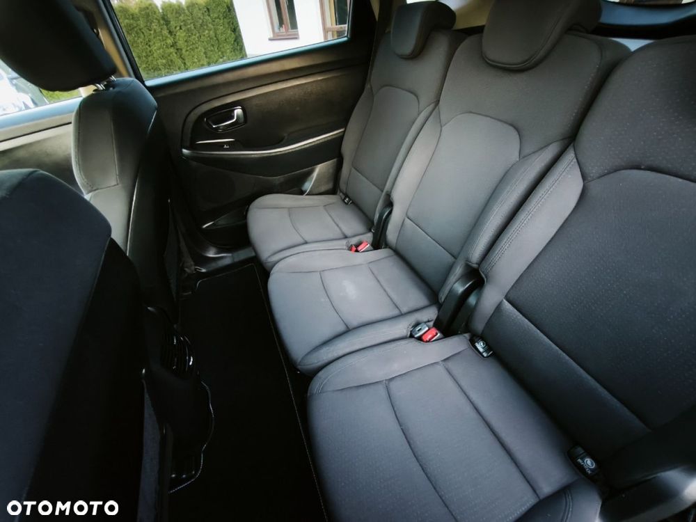 Kia Carens - 13