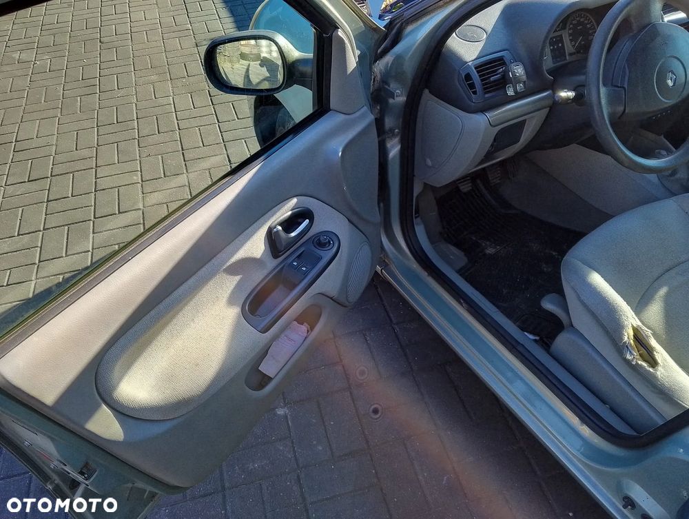 Renault Clio II FL (01-03.) 1.5 DCI 65KM. Silnik K9K704 Skrzynia JB3 980 lakier NV191.Cały na części. GWARANCJA !!! Przód Tył Zestaw Komplet Drzwi Klapa Zderzak Błotnik Maska Grill Atrapa Szyba Pas Lampa Lusterko Boczki Fotel Kanapa Kokpit Deska Rozdzielcza Przełącznik Włącznik Sterownik Przewody Wiązka Instalacja Moduł Komputer Czujnik Listwa Pompa Alternator Wtryski Głowica Rozrusznik Kompresor Sprzęgło Dwumas Silnik Skrzynia ABS Klimatyzacji Paliwa Wspomagania Kolektor Turbina Przepustnica Zawór Chłodnica Koło Hak Belka Sanki Zawieszenie Mcpherson Półoś Amortyzator Wydech Tłumik Zacisk Most - 7