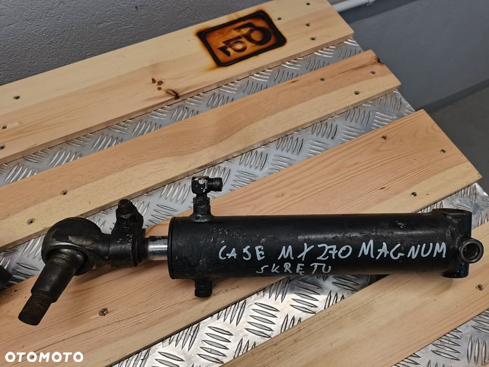 Case MX Magnum 2002r. {Cylinder hydrauliczny skrętu} - 3