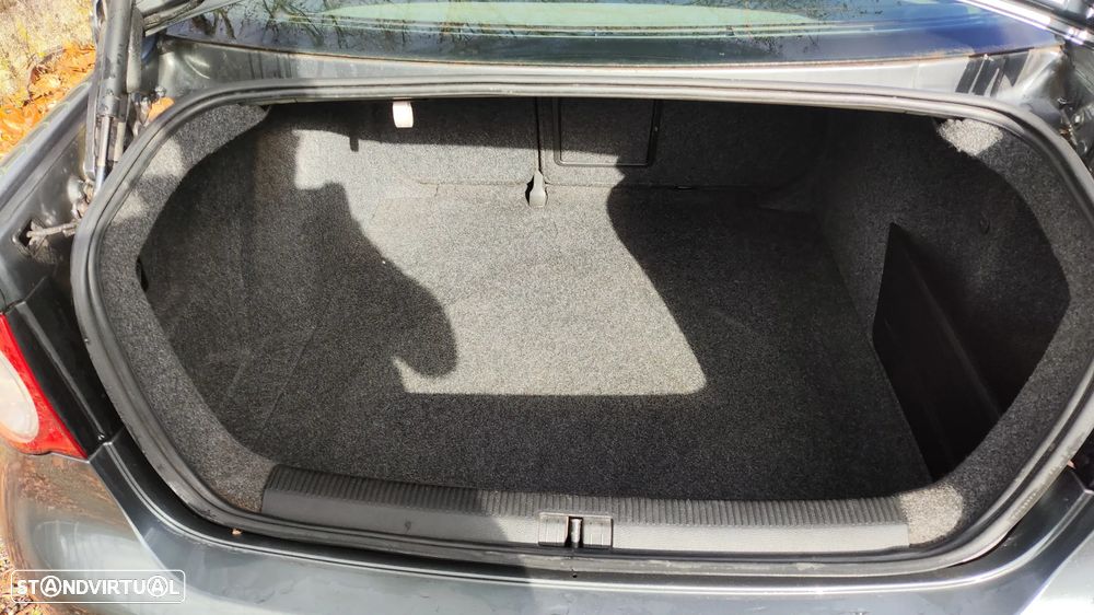 VW Jetta 1.9 TDi BlueM. Confortline - 12