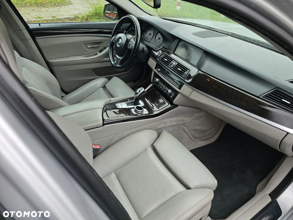 BMW Seria 5 528i Sport-Aut - 12