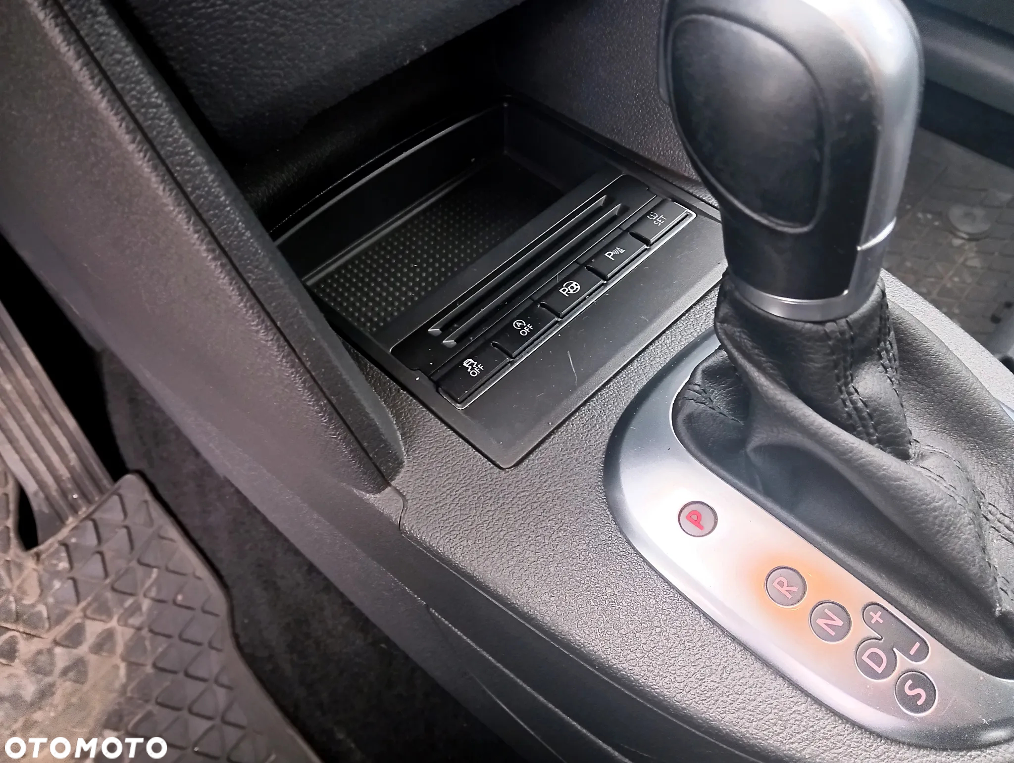 Volkswagen Touran 2.0 TDI DPF BlueMotion Technology DSG Comfortline - 32