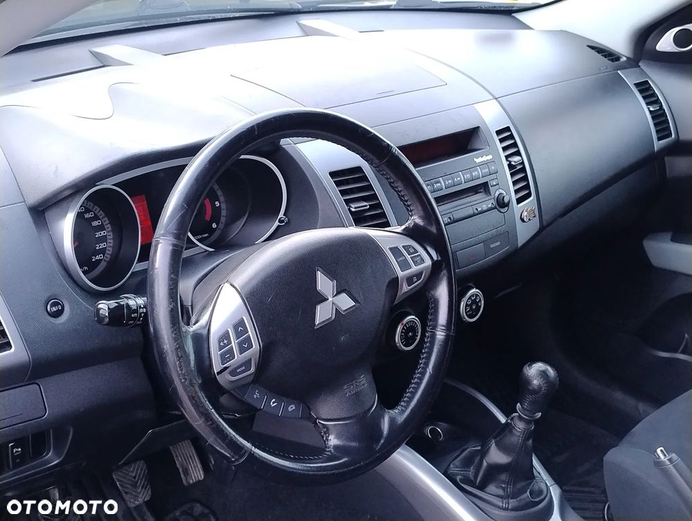 Mitsubishi Outlander - 8
