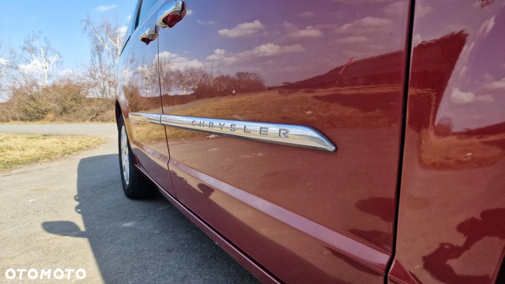 Chrysler Town & Country - 11