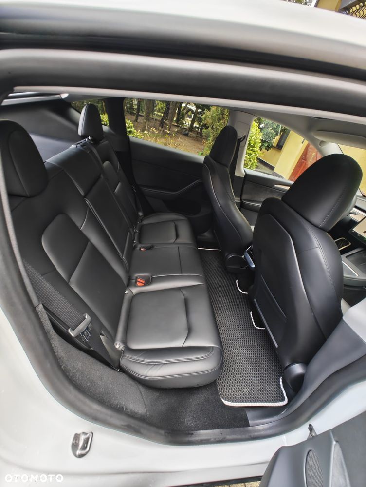 Tesla Y Performance AWD - 12