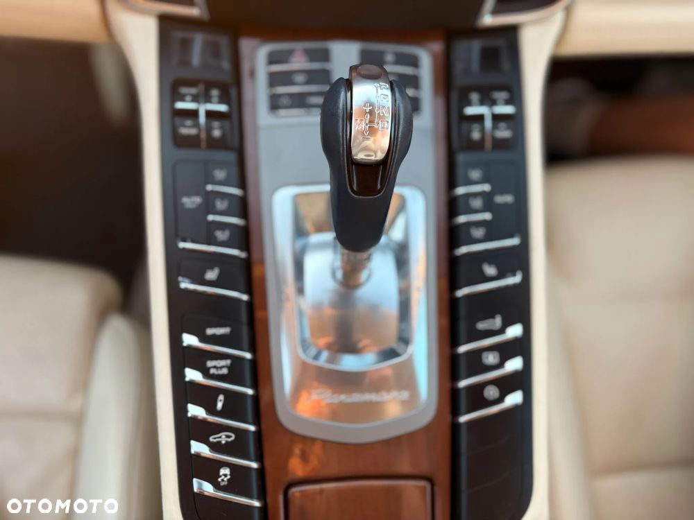 Porsche Panamera Turbo PDK - 24