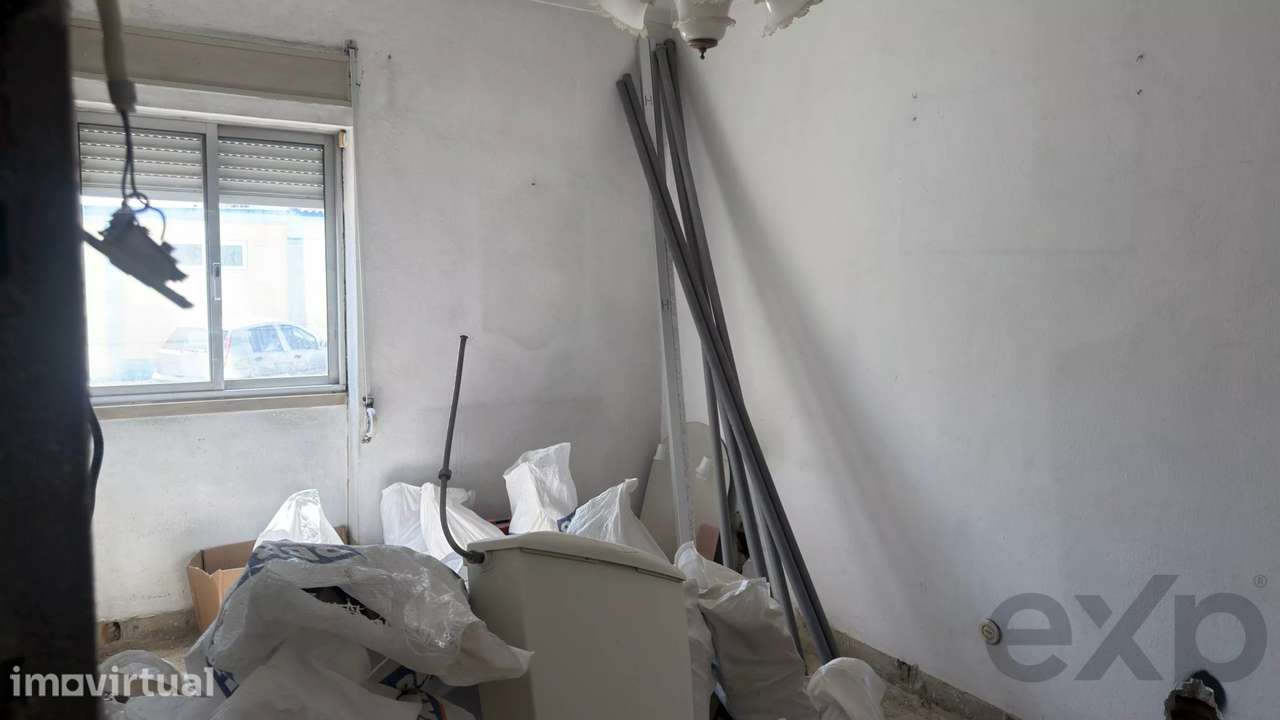 Apartamento T2 para remodelado em Paivas - Amora - Grande imagem: 5/10