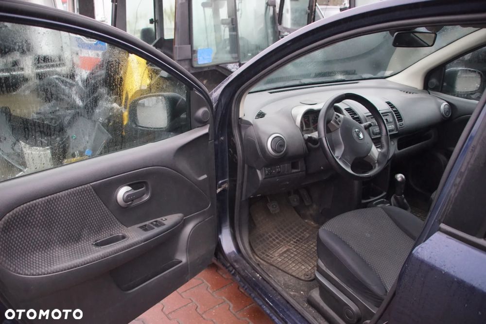 Auto na części - Nissan Note I E11 1.4 16V 88 KM CR14DE JH3103 BW9 2006R Silnik Skrzynia Drzwi Maska Klapa Zderzak Błotnik Szyba Lusterko Lampa Deska Kokpit Sterownik Moduł Czujnik Licznik Kierownica Panel - 7