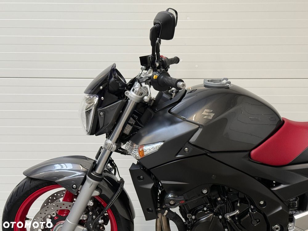 Suzuki GSR - 24