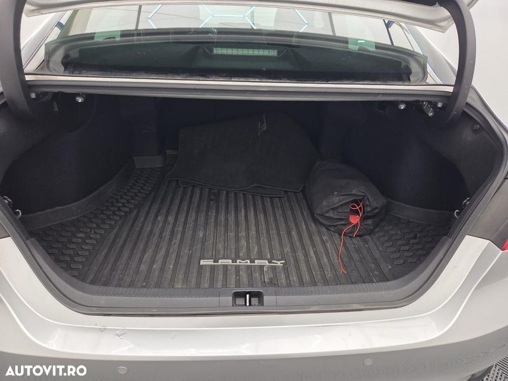 Toyota Camry 2.5 Dynamic - 17