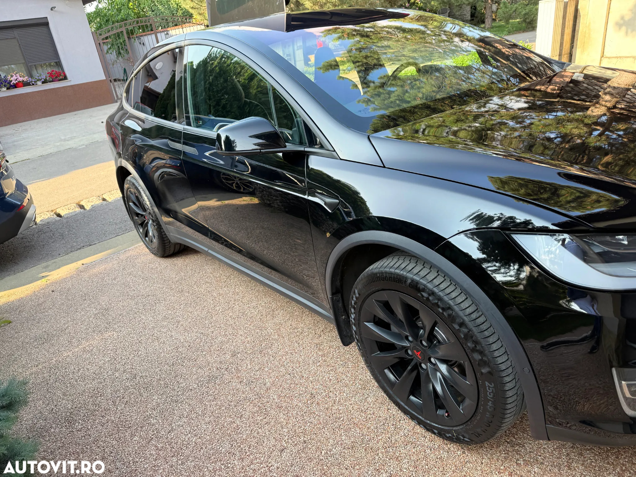 Tesla Model X - 9